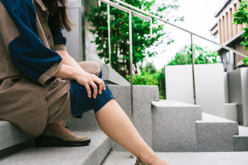 injured lady on the steps