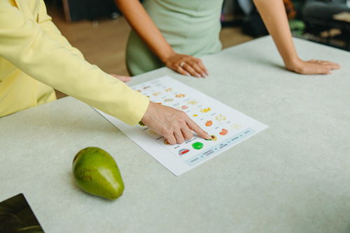 nutritionist discussing meal plan with client