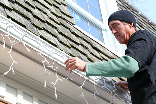 Nov 10-Christmas Lights_Blog Image Contractor Christmas light installation insurance